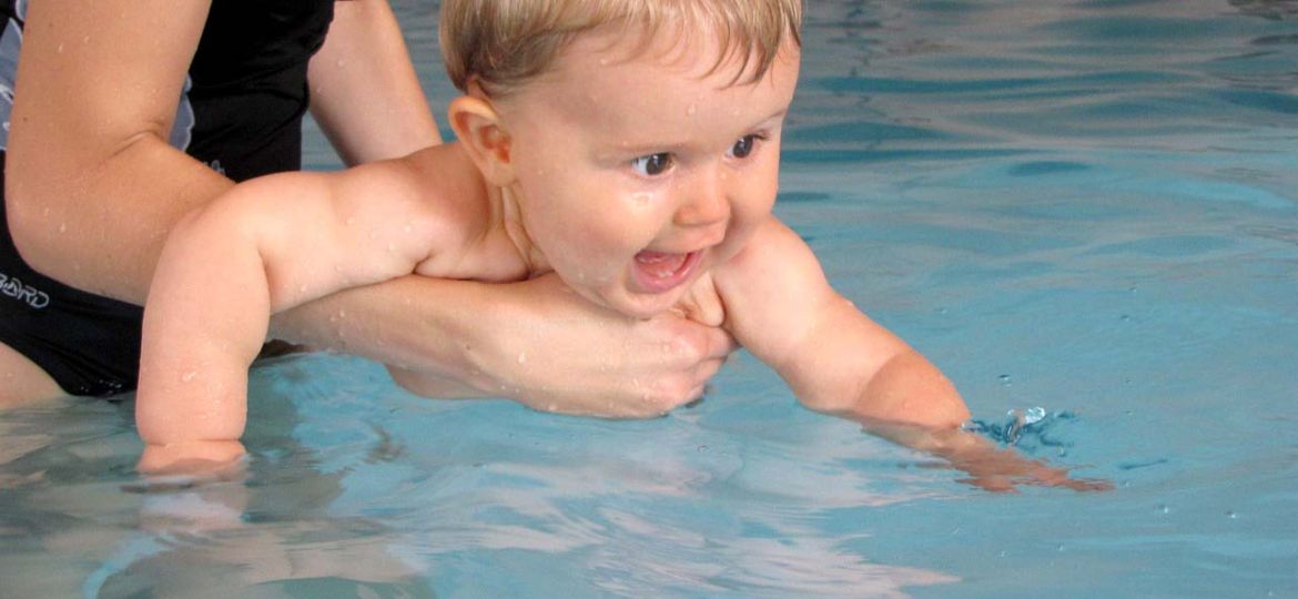 Benefits-of-baby-and-toddler-blog2---Boy-swimming-under-water